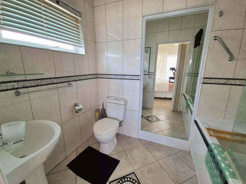 7 Bedroom Property for Sale in De Kelders Western Cape